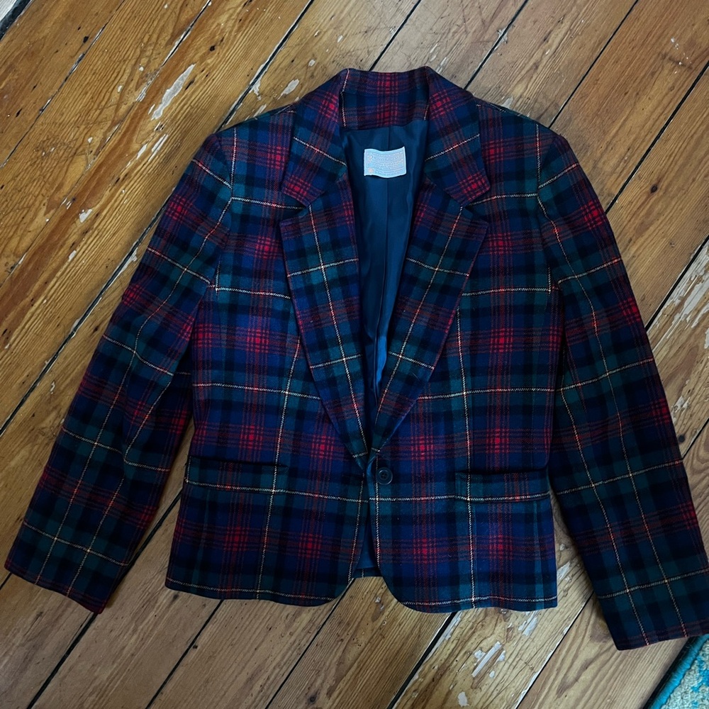 Pendleton plaid blazer - says it’s a 12 but fits like a 6